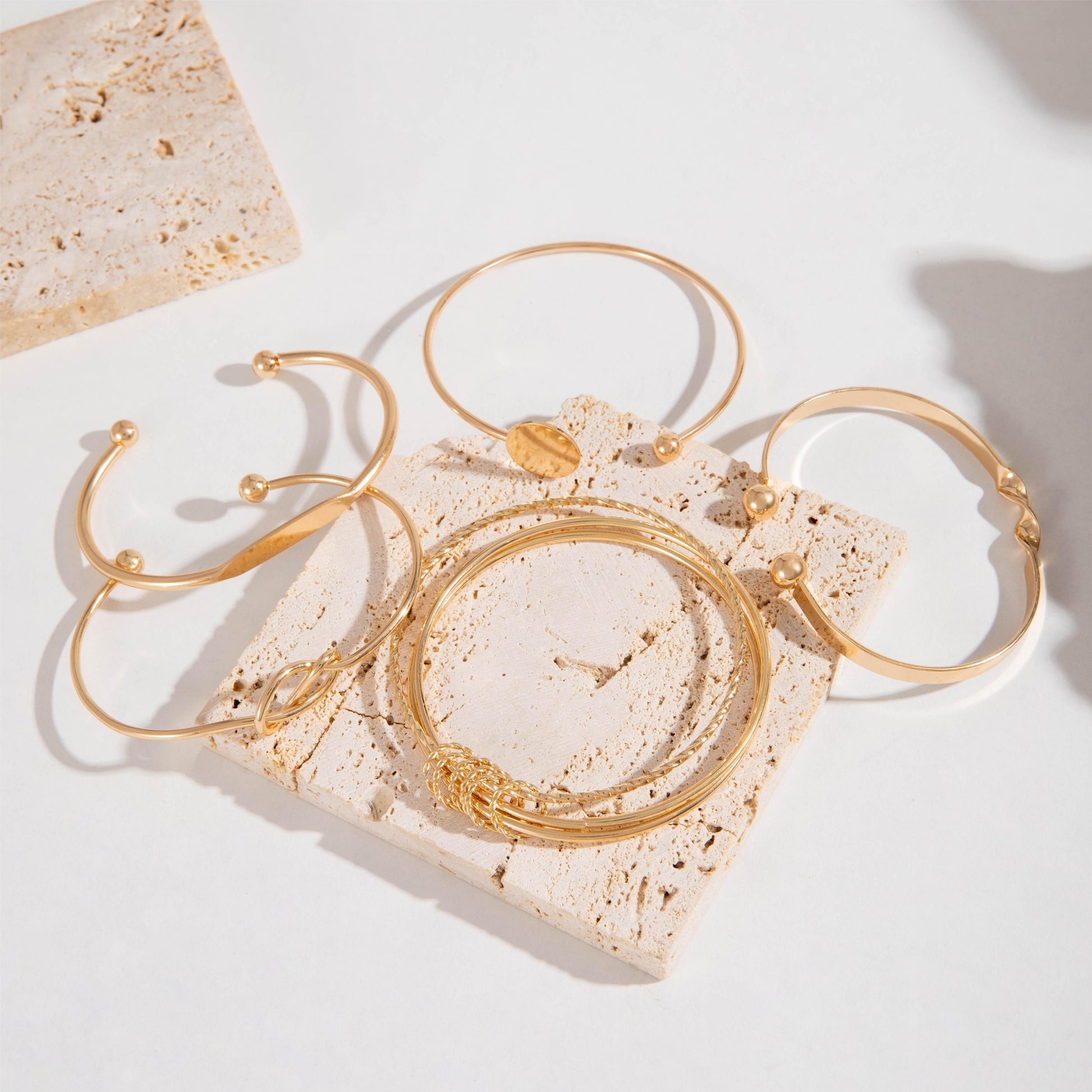 L'Éclat Raffiné | Set van 5 Exquise Gouden Armbanden | Retro Stijl en Tijdloze Glamour Voor Dagelijks Gebruik