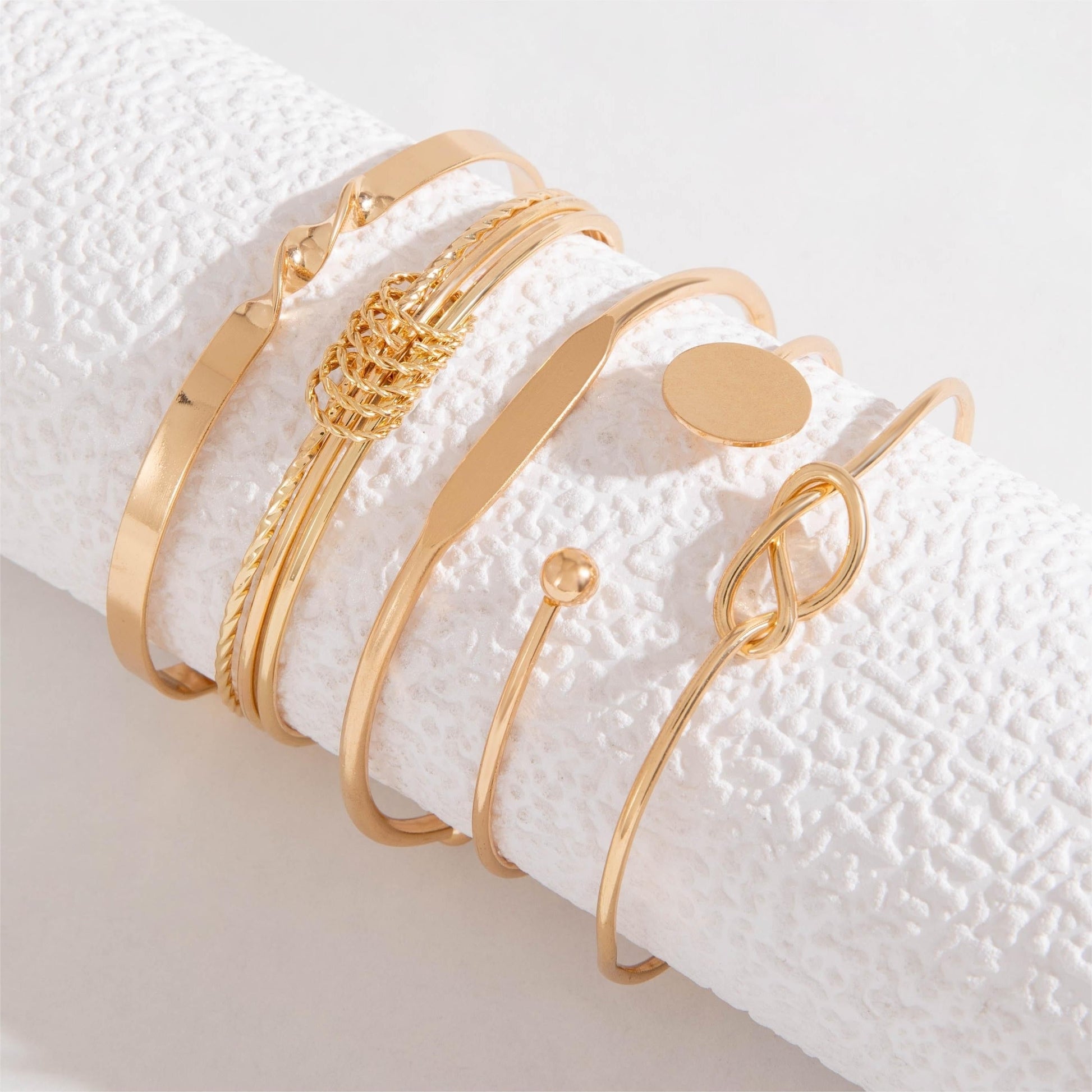 L'Éclat Raffiné | Set van 5 Exquise Gouden Armbanden | Retro Stijl en Tijdloze Glamour Voor Dagelijks Gebruik