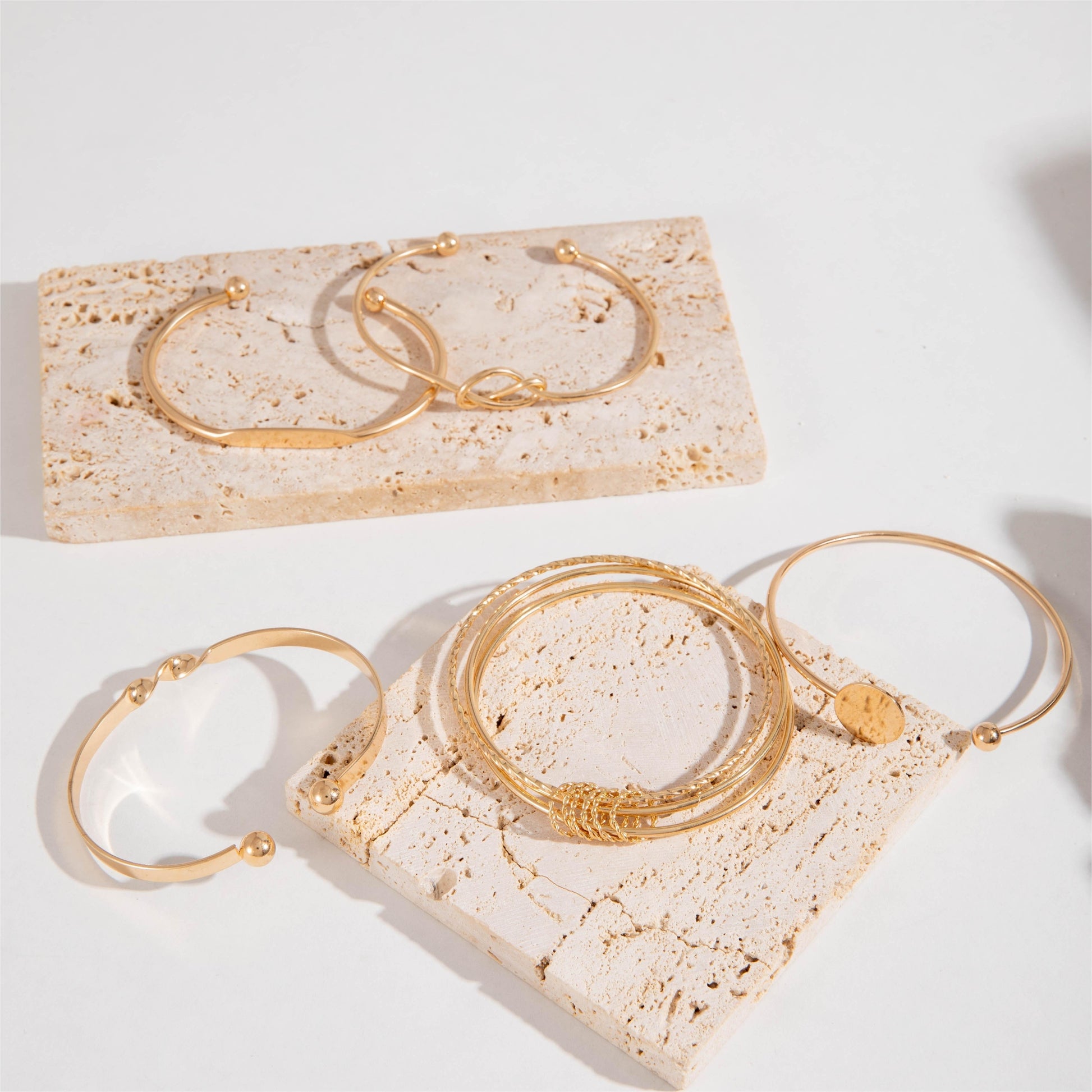 L'Éclat Raffiné | Set van 5 Exquise Gouden Armbanden | Retro Stijl en Tijdloze Glamour Voor Dagelijks Gebruik
