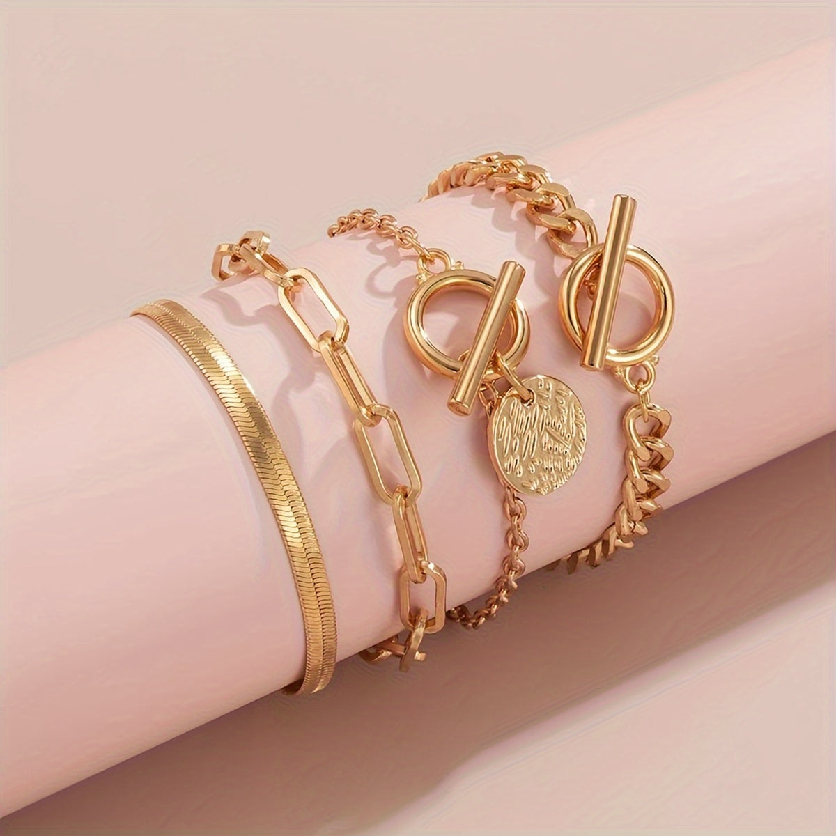 L'Unicité Luxe | Kruisvormige Bangle Armbandset 4 stuks  Met IJzeren Afwerking | Goudkleurig en Tijdloos Voor Vintage Elegantie