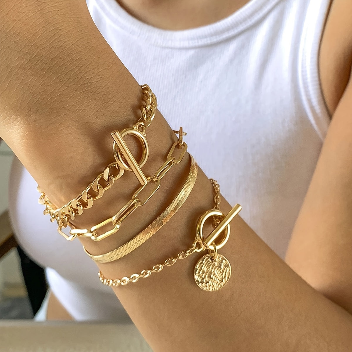 L'Unicité Luxe | Kruisvormige Bangle Armbandset 4 stuks  Met IJzeren Afwerking | Goudkleurig en Tijdloos Voor Vintage Elegantie