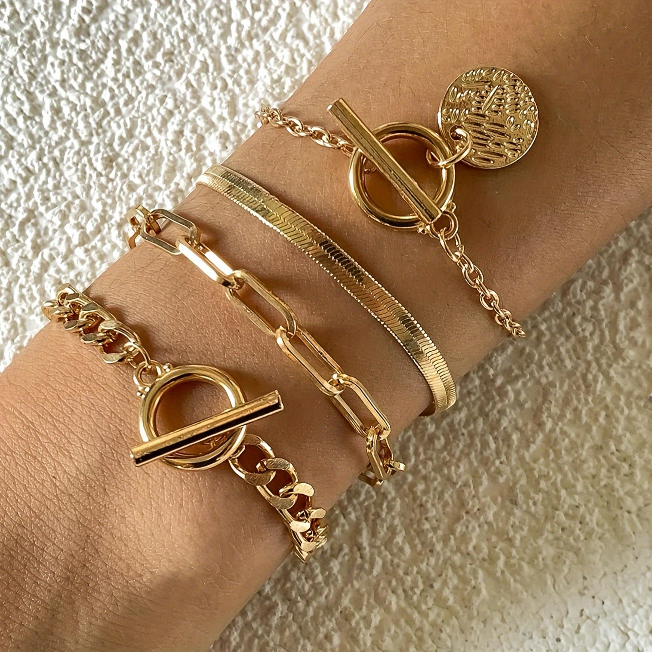 L'Unicité Luxe | Kruisvormige Bangle Armbandset 4 stuks  Met IJzeren Afwerking | Goudkleurig en Tijdloos Voor Vintage Elegantie