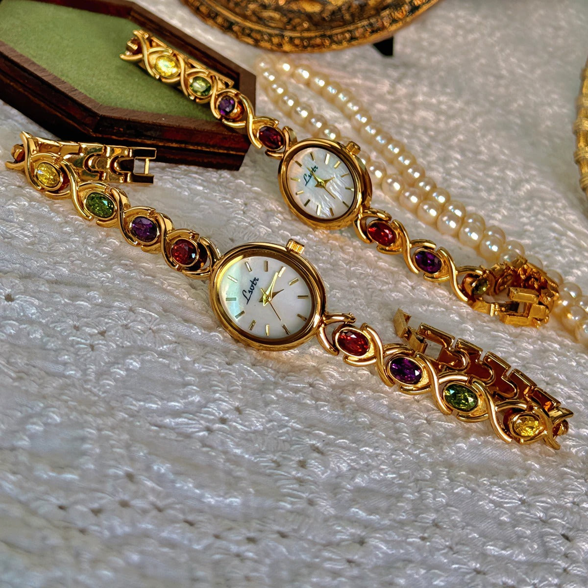 Eva | Edelsteenhorloge met Ovale Wijzerplaat en Sprankelende Accenten