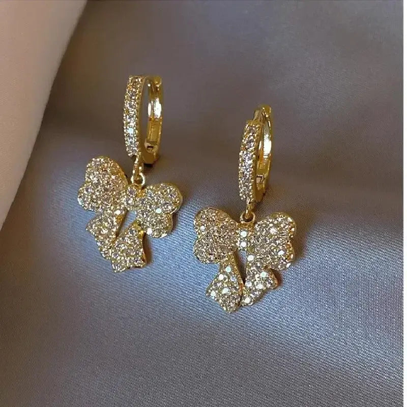 Prachtige Luxe Oorbellen Strik -of Hartvorm met briljantjes!
