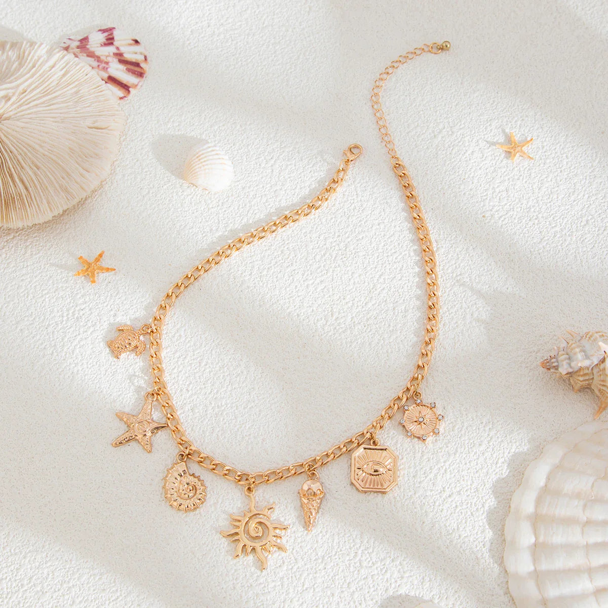 Zomerse Bedelketting | Goudkleurig Sieraad met Vakantiegevoel