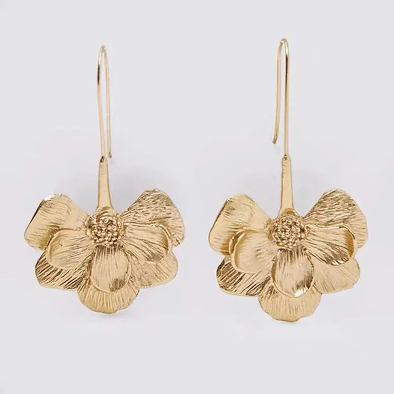 Gouden Oorbel met Hangende Bloem!