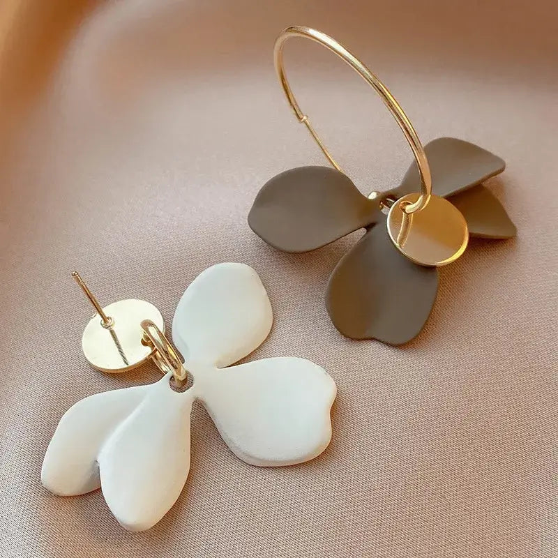 Asymmetrische Oorbellen Beige-Witte Bloemenblaadjes!