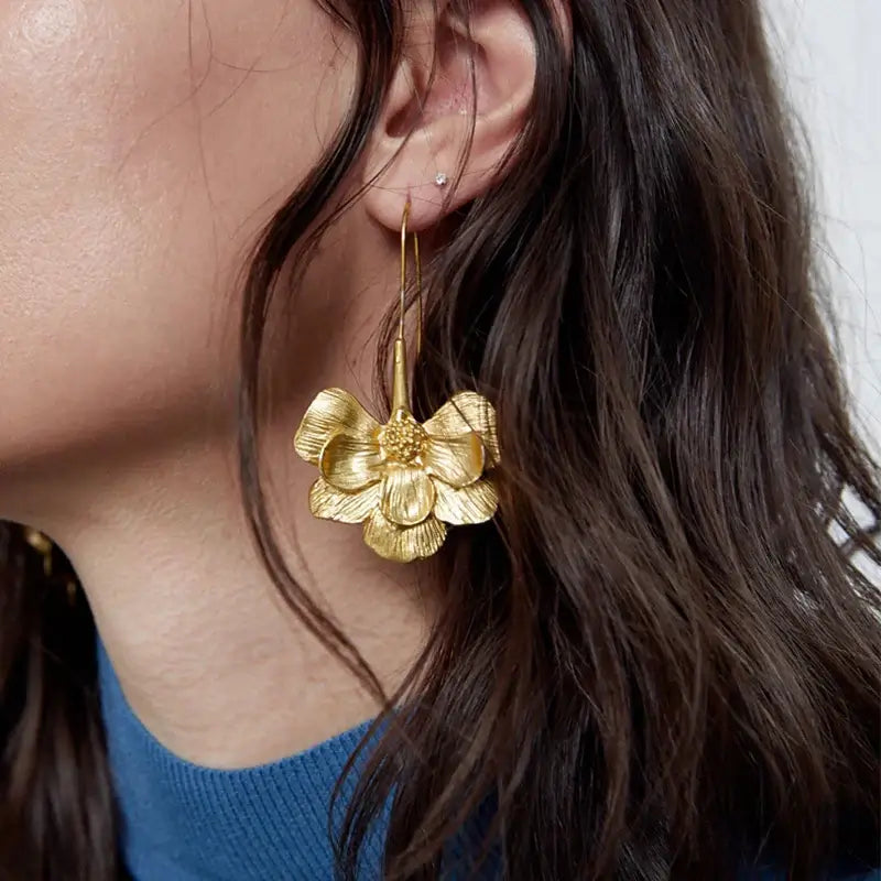 Gouden Oorbel met Hangende Bloem!