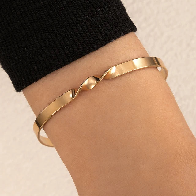 Goudkleurige Verstelbare Dames Armband – Kruisdesign