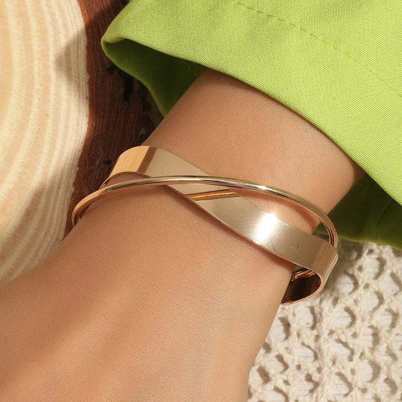 Goudkleurige Verstelbare Dames Armband – Kruisdesign