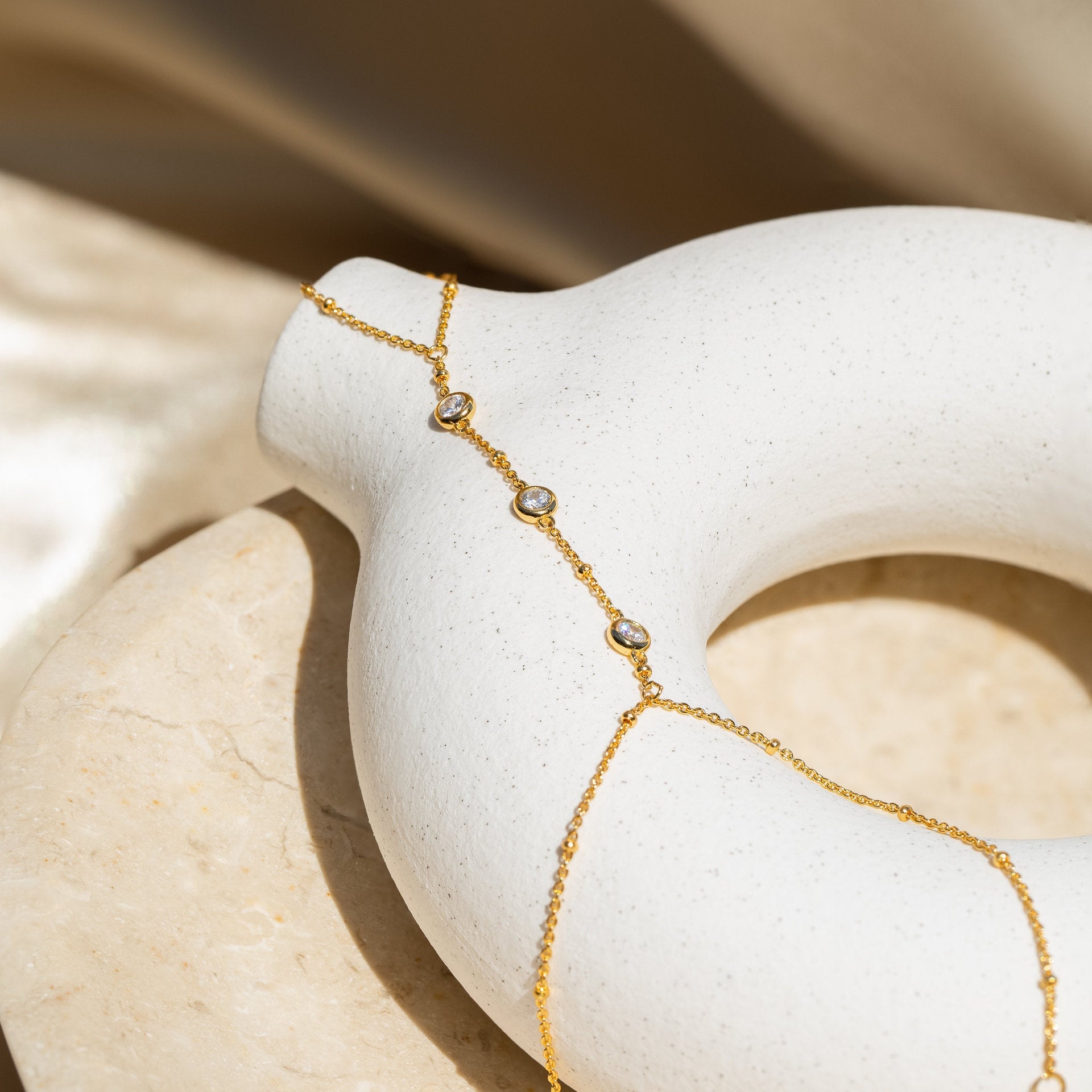 AMARIS | Dames Hand Chain Armband Met Drie Steentjes