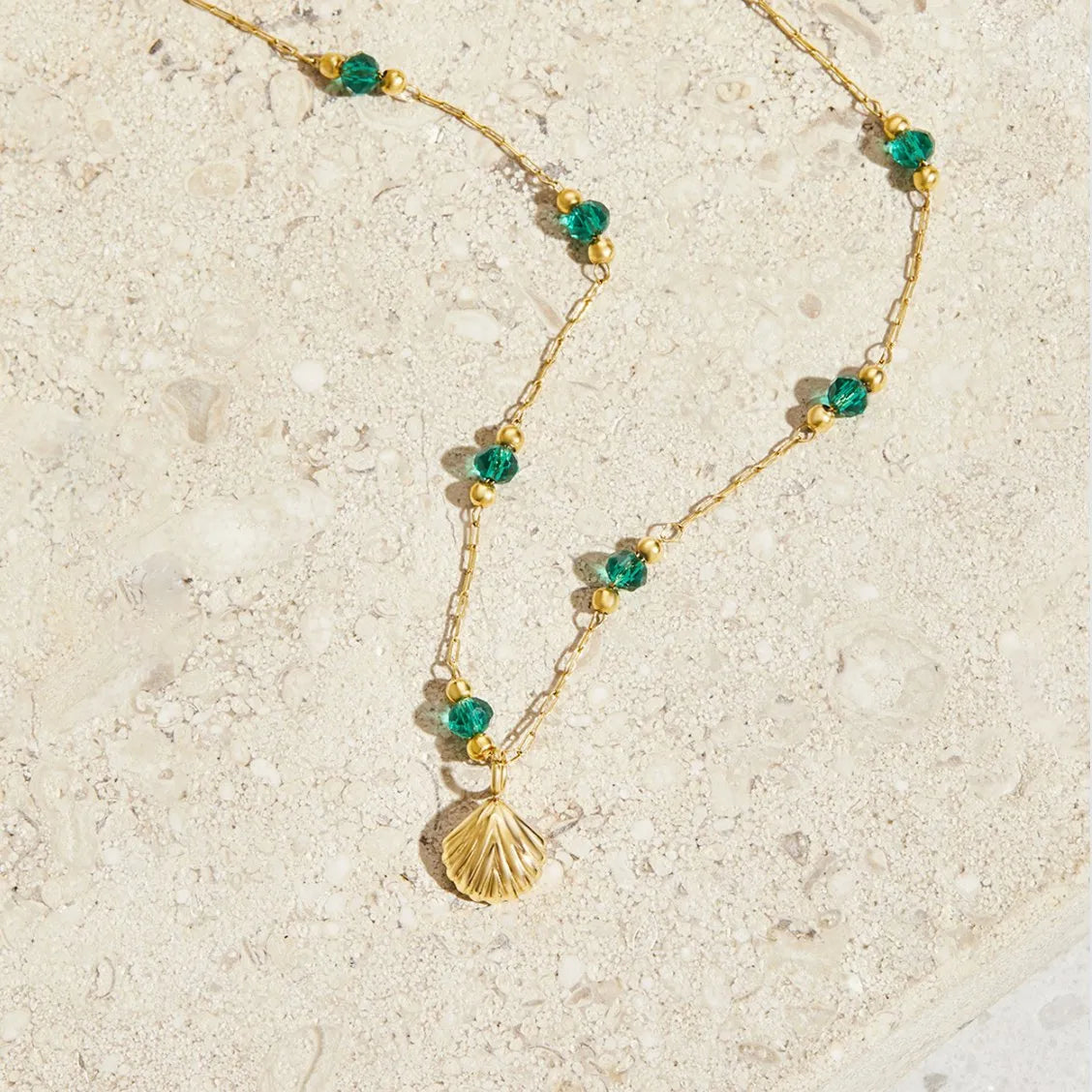 Collier - Nerissa - Gouden Schelp & Groen Agaat - Waterdicht en Aanslagvrij - Perfect voor Elke Gelegenheid